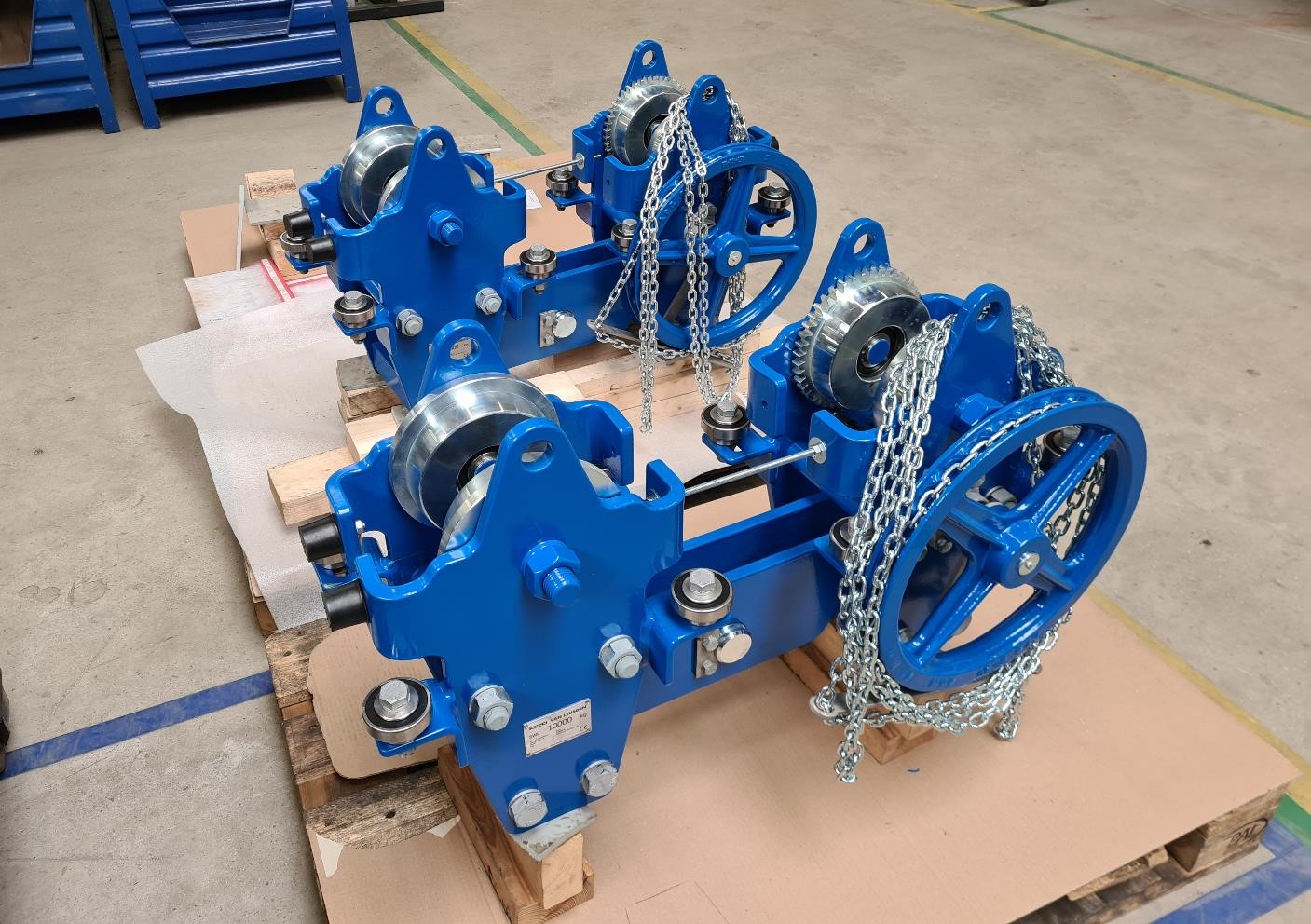 Beam trolley for curved monorails